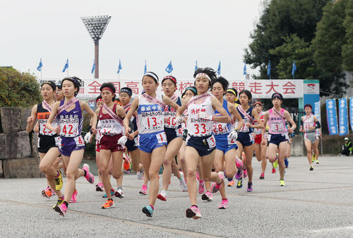 スタートし勢いよく競技場を出る1区の選手たち（撮影・前田充）