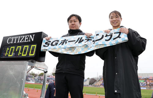 優勝しゴールテープを手にする仙台育英・釜石監督（左）とアンカーの木村（撮影・前田充）