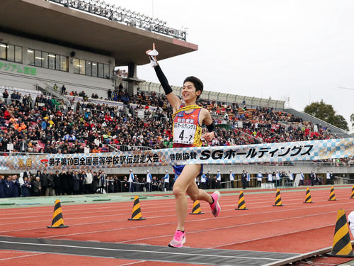 指を突き上げ1位でゴールする仙台育英アンカーの吉居（撮影・前田充）