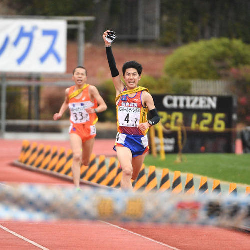 男子1位を確信し手をあげる仙台育英のアンカー吉居。左は倉敷・長塩（撮影・渦原淳）