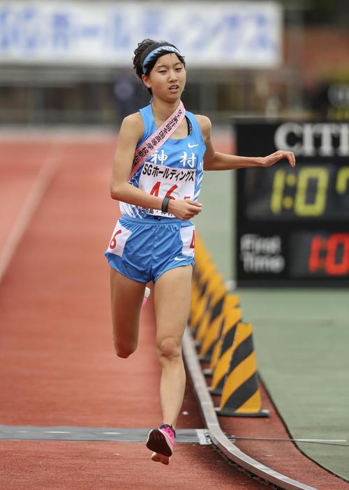 全国高校駅伝女子で2位でゴールする神村学園のアンカー中須瑠菜（共同）