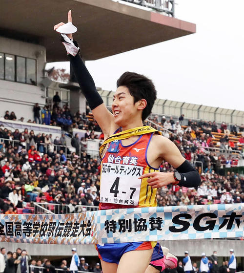 指を突き上げ男子1位でゴールする仙台育英アンカーの吉居（撮影・前田充）