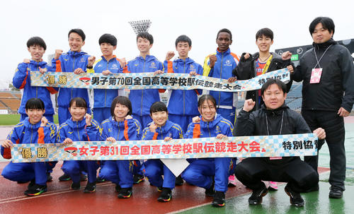 男女アベック優勝を果たし喜ぶ仙台育英の選手たち（撮影・野上伸悟）