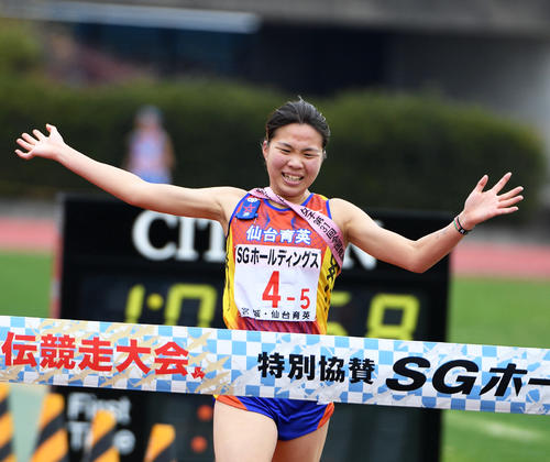 1位でテープを切る仙台育英・木村梨七（撮影・渦原淳）