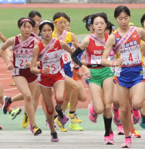 出遅れを挽回できず、区間22位に終わった常葉大菊川の1区・町（左端）