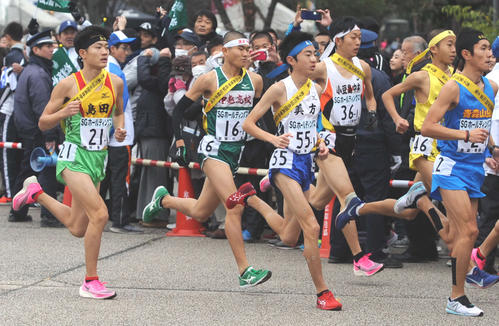 序盤から最後方に位置するなど、苦戦した島田の1区・山本（左端）