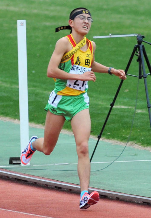 苦しげな表情でフィニッシュをする島田のアンカー伊藤