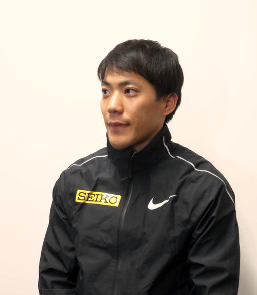 米国から帰国し、取材に応じる山県（撮影・上田悠太）