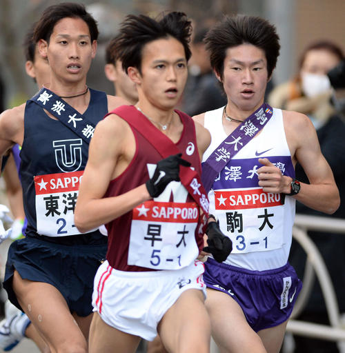 14年1月、箱根駅伝往路1区で先頭集団を走る駒大・中村匠吾（右）。中央は早大・大迫傑