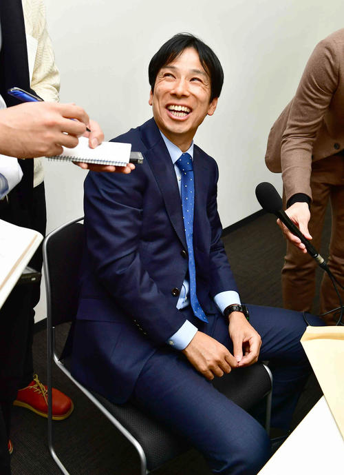 区間エントリーの監督会議後の会見で笑顔を見せる国学院大・前田監督（撮影・小沢裕）