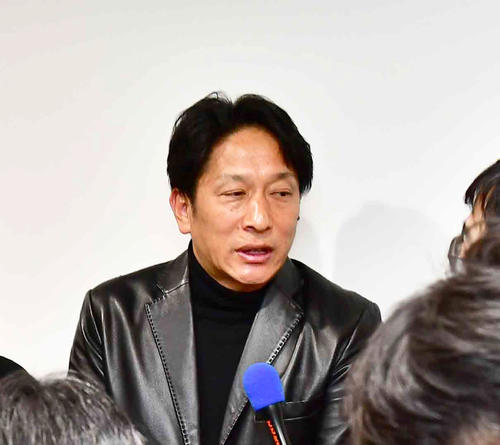 区間エントリー後の監督会議を終え大勢の報道陣に囲まれる青学大・原監督（撮影・小沢裕）