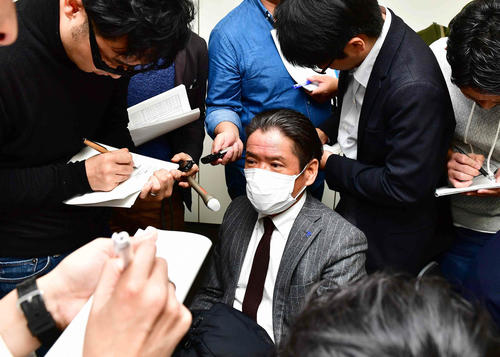 区間エントリーの監督会議後の会見に臨む東海大・両角監督（撮影・小沢裕）
