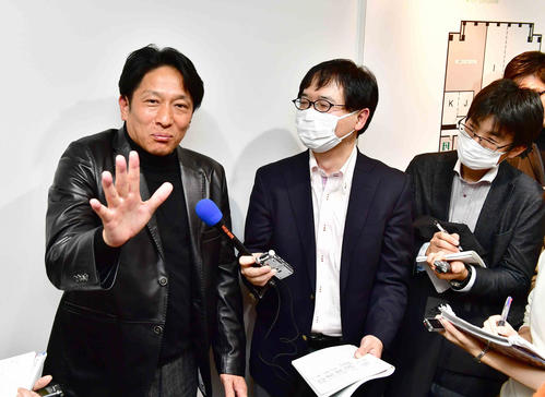 箱根駅伝区間エントリー後の監督会議を終えた青学大・原監督は取り囲んだ報道陣から現段階でのやっぱり指数を問われ「5％アップ」と力強く宣言した（撮影・小沢裕）