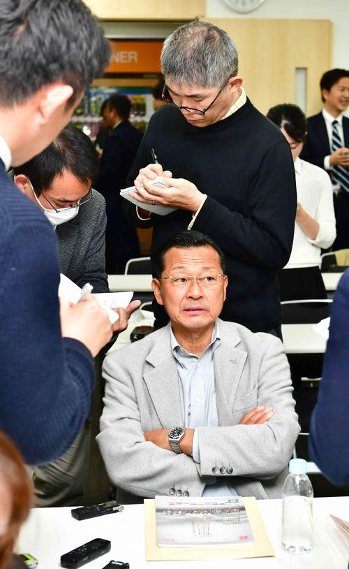 区間エントリー後の監督会議を終え会見する駒大・大八木監督（撮影・小沢裕）