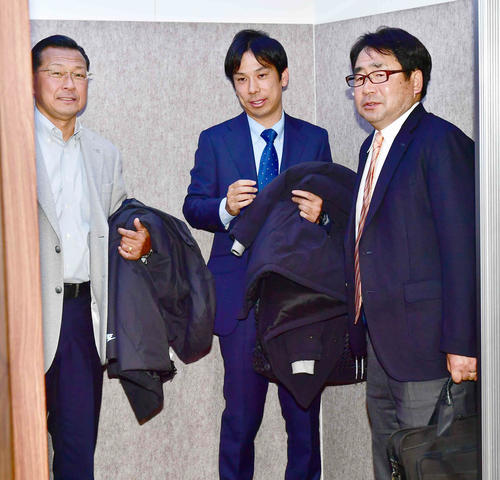 監督会議を終え仲良くエレベーターで会場を後にする、左から駒大・大八木監督、国学院大・前田監督、帝京大・中野監督（撮影・小沢裕）