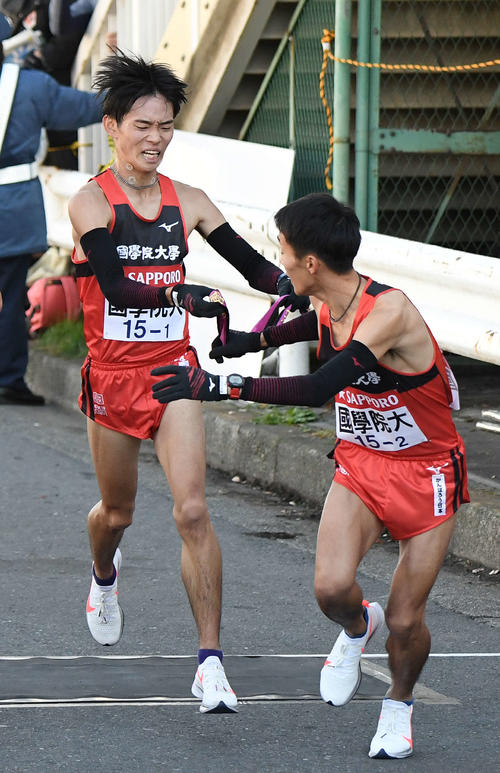 昨年の大会で往路1区でたすきをつなぐ国学院大の藤木