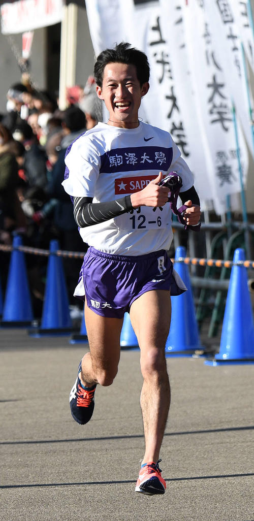 1月、第95回箱根駅伝復路で、小田原中継所に3位で到着した駒大6区中村