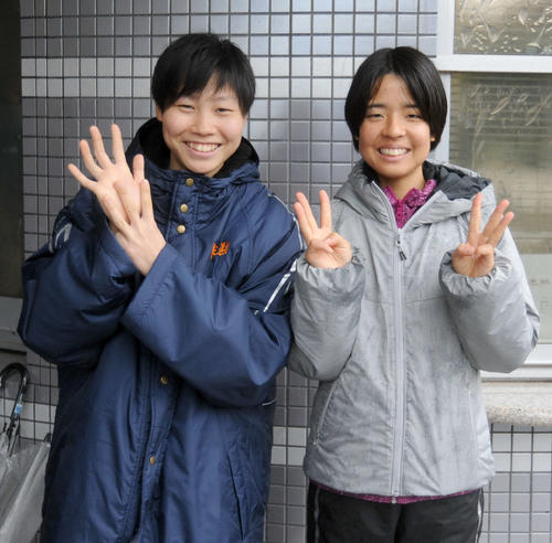 3区区間8位の静岡県選抜・朝日（左）と1区区間3位の日体大・赤堀