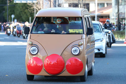 第94回箱根駅伝　往路1区で走者と並走したアンパンマン号（2018年1月2日代表撮影、画像は一部加工）