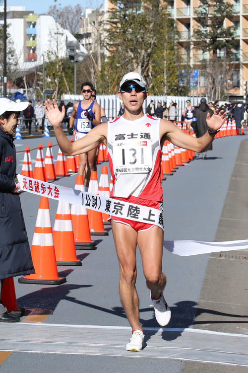 1時間20分1秒の大会新記録で優勝した鈴木（撮影・河野匠）