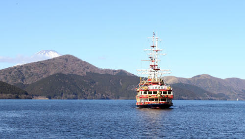 芦ノ湖を遊覧する箱根海賊船（2019年）