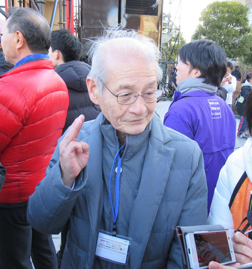旭化成の名誉フェロー吉野彰氏もゴール地点に駆けつけ4連覇を喜ぶ（撮影・益田一弘）