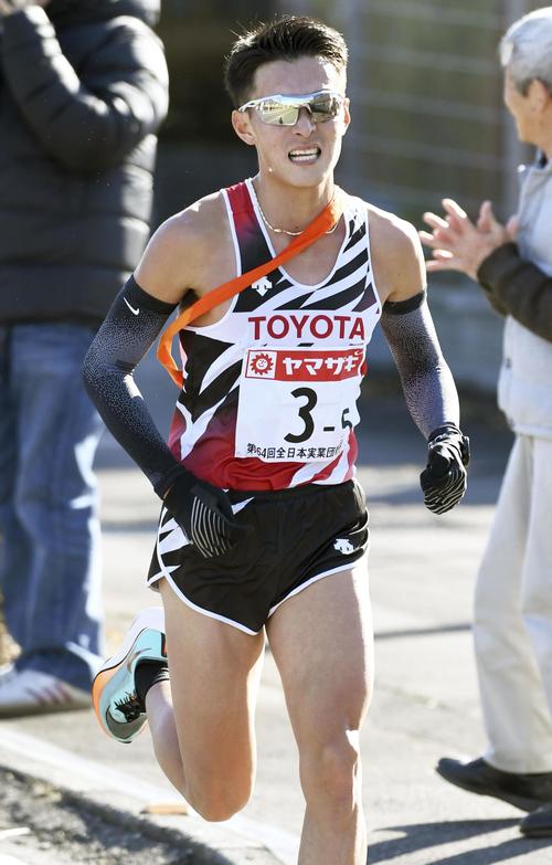 5区で力走するトヨタ自動車・服部勇馬（代表撮影）
