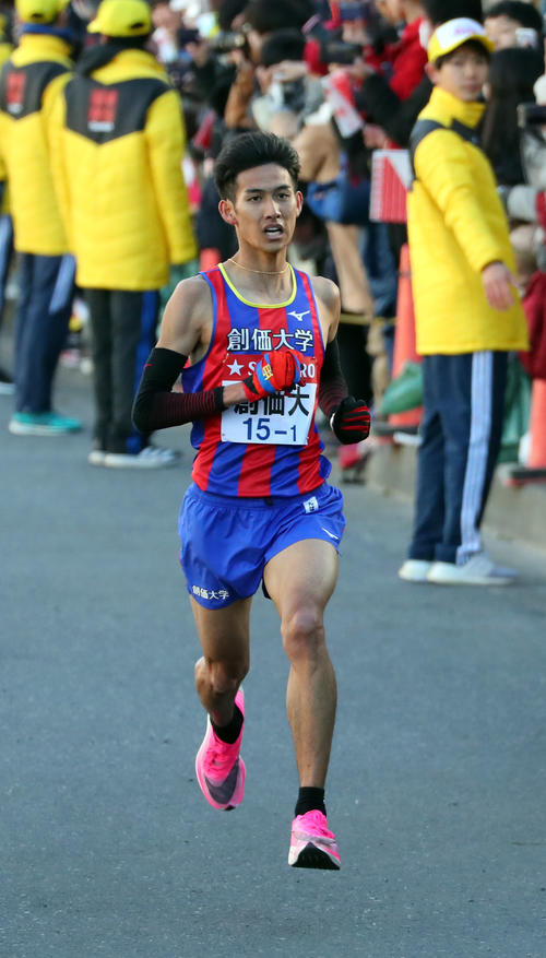 鶴見中継所に到着する創価大1区米満（撮影・大野祥一）