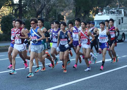 1区帝国ホテル前を集団で通過する選手たち（撮影・横山元保）