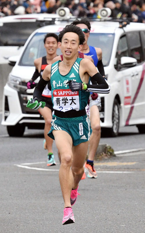 戸塚中継所手前で力走する青学大2区岸本（手前）（撮影・滝沢徹郎）