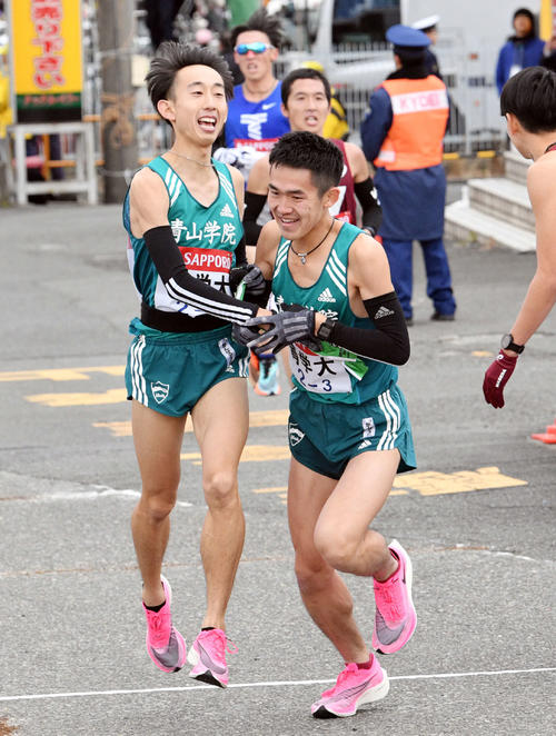 戸塚中継所でたすきリレーする青学大2区岸本（手前左）と3区鈴木（撮影・滝沢徹郎