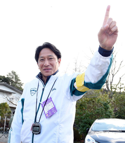 往路優勝を果たし1本指を立てる青学大・原監督（撮影・横山健太）