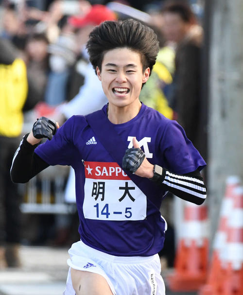 笑顔でゴールへ向かう明大5区鈴木（撮影・山崎安昭）