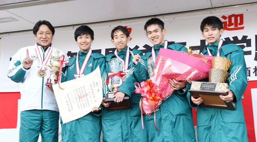 往路優勝を果たし笑顔を見せる、左から青学大の原監督、1区吉田、2区岸本、3区鈴木、4区吉田〓（示ヘンに右）也、5区飯田（撮影・横山健太）
