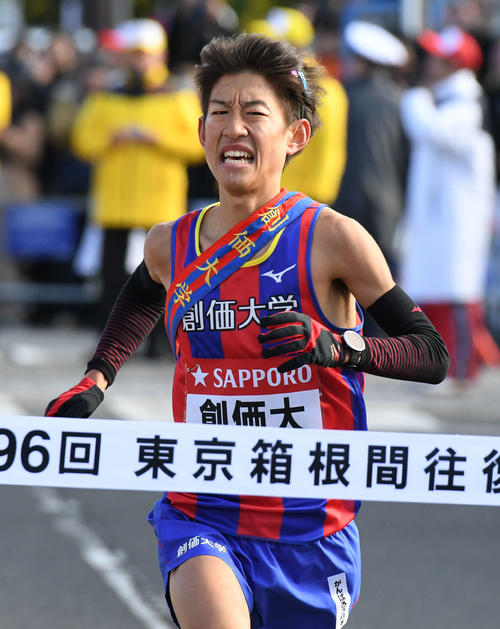 ゴールへ向かう創価大5区築舘（撮影・山崎安昭）