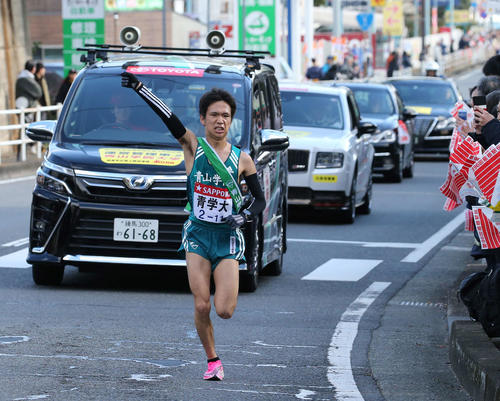 4区、青学大・吉田祐は運営管理車の原監督から激励を受けガッツポーズを見せる（撮影・河野匠）