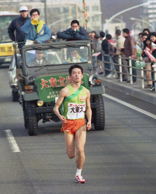 第64回箱根駅伝　往路1区を走る大東大・実井謙二郎（1年）＝1988年1月2日