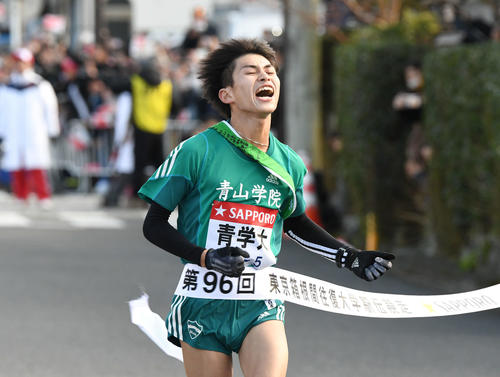 1位でゴールに飛び込む青学大5区飯田（撮影・山崎安昭）