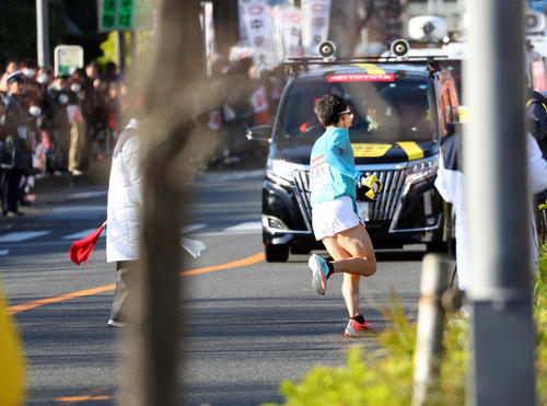 小田原中継所を入りそびれ、係に制止され、引き返す筑波大6区岩佐（右）（撮影・大野祥一）