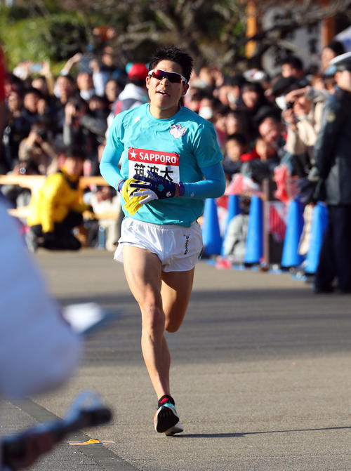 小田原中継所に到着する筑波大6区岩佐（撮影・大野祥一）