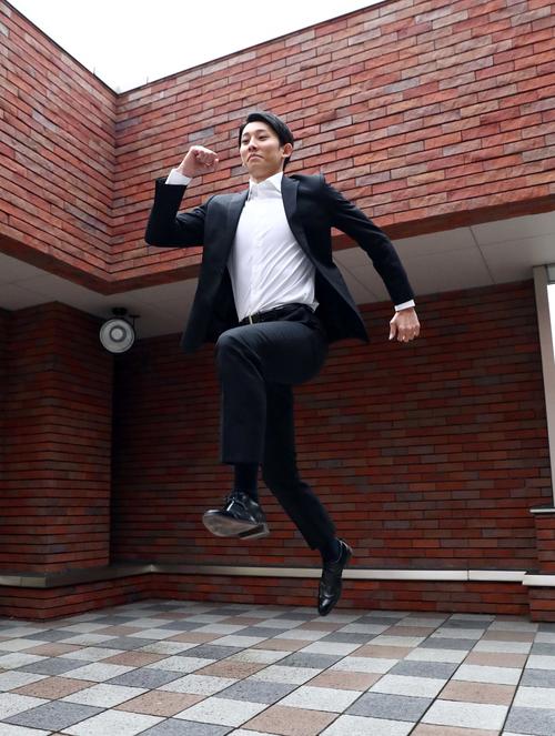 ジャンプし飛躍を誓う城山（撮影・黒川智章）