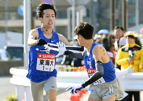 戸塚中継所で東海大8区小松（奥）は9区松尾にたすきリレーする（撮影・滝沢徹郎）
