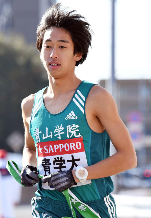 第96回箱根駅伝　復路　戸塚中継所でたすきリレーし走り出す青学大9区神林勇太