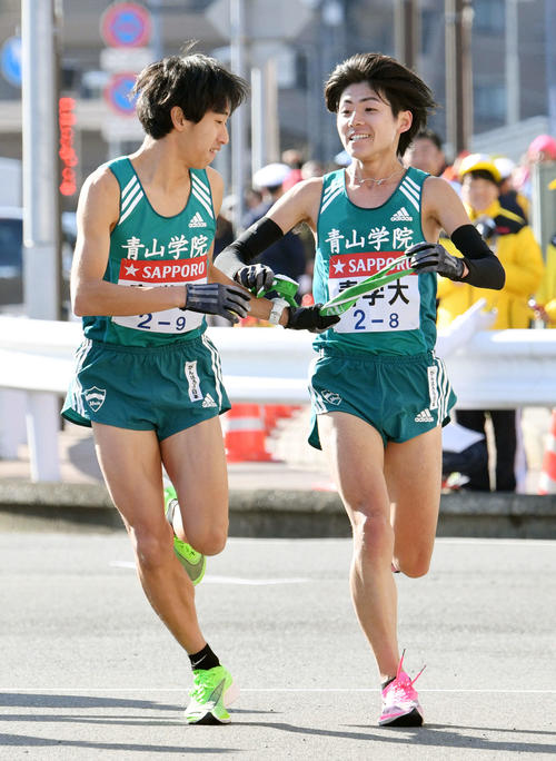戸塚中継所でたすきリレーする青学大8区岩見（右）と9区神林（撮影・滝沢徹郎）