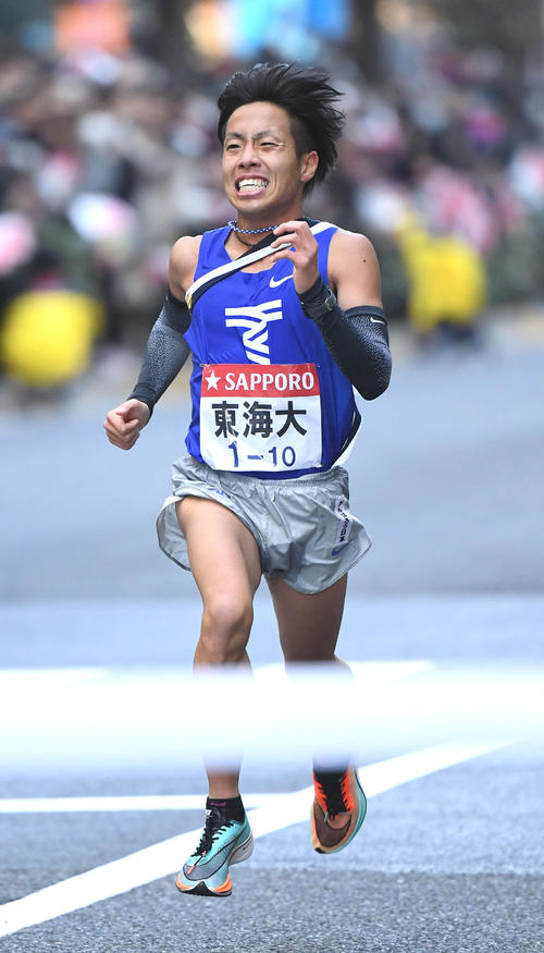 2位でゴールテープを切る東海大10区郡司（撮影・鈴木みどり）
