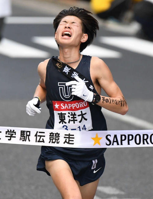 10位でゴールする東洋大10区及川（撮影・山崎安昭）
