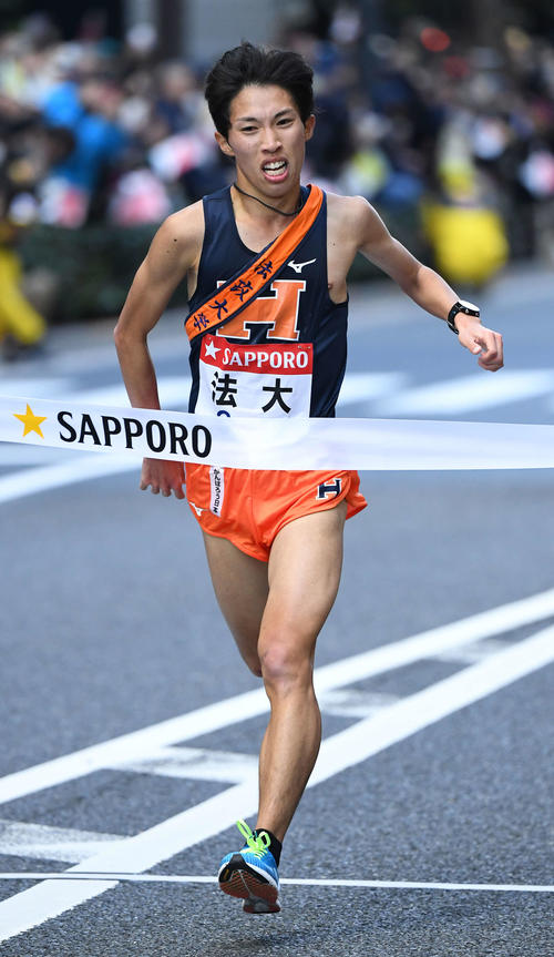 総合15位でゴールする法大10区増田（撮影・鈴木みどり）