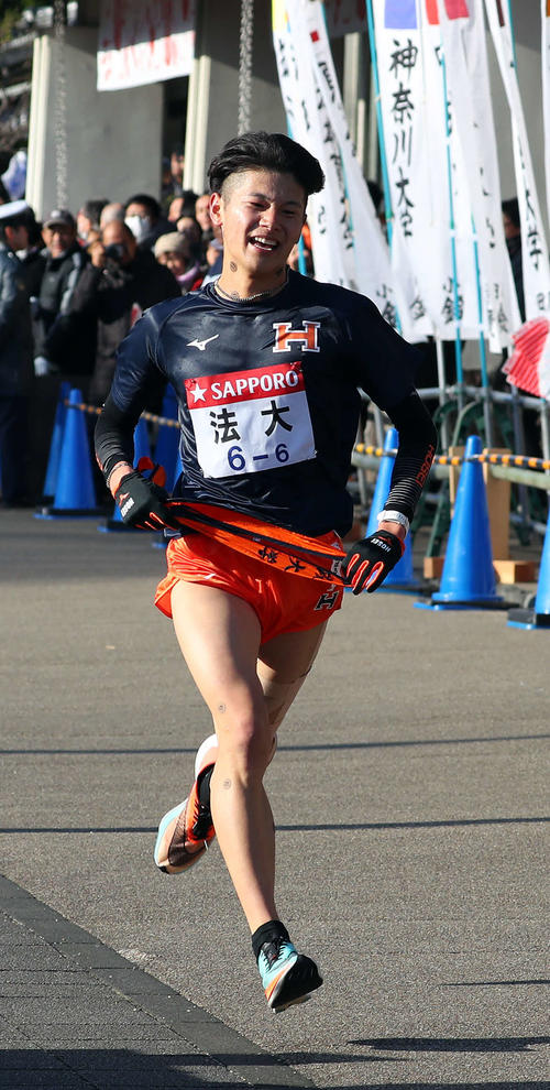 第96回箱根駅伝　小田原中継所に到着する法大6区坪井慧