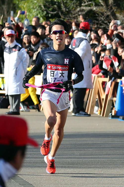 第96回箱根駅伝　小田原中継所に到着する日大6区宮崎佑喜
