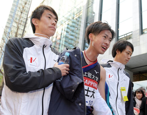 チームメートに支えられながら引き揚げる国士舘大10区孝田（中央）（撮影・横山健太）